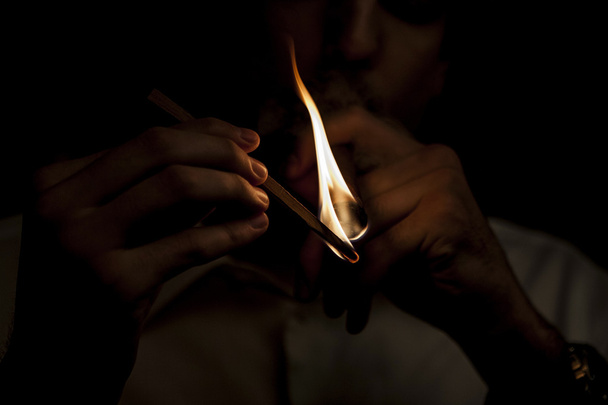 Hombre fumando un cigarro
 - Foto, Imagen