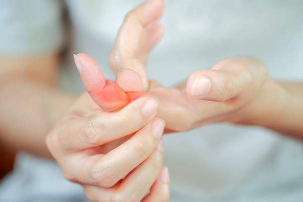 Палець болю жінка через різні захворювання, пов'язані з концепцією охорони здоров'я
. - Фото, зображення