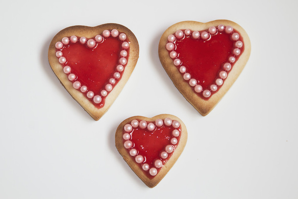 Tre romantici biscotti di San Valentino fatti in casa a forma di cuore su un wh
 - Foto, immagini