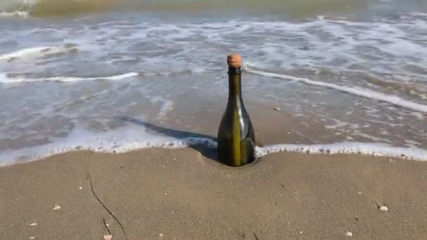 fles met een geheime boodschap gedragen door de golven van de zee - Video