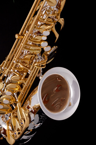 saxofoon op zwarte achtergrond - Foto, afbeelding
