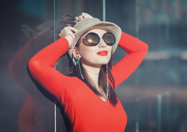 Joven hermosa chica en sombrero y gafas de sol disfrutar de la luz del sol
 - Foto, imagen