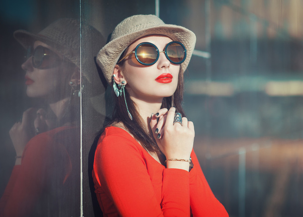 Genç güzel kız şapka ve güneş gözlüğü güneş ışığı zevk  - Fotoğraf, Görsel