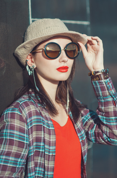 Menina bonita nova em chapéu e óculos de sol desfrutar da luz solar
  - Foto, Imagem