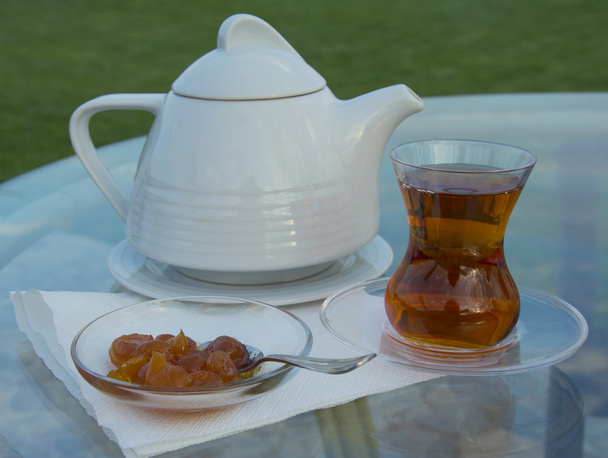 taza de té negro con tetera en el fondo
 - Foto, Imagen