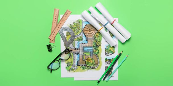 Arkusze papieru ze szkicami do projektowania krajobrazu i papeterii na zielonym tle - Zdjęcie, obraz