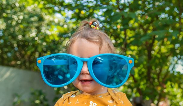 Children enjoy nature in glasses. Selective focus. Nature. - Fotoğraf, Görsel
