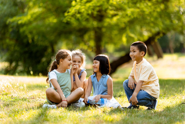 Grupo de bonito asiático e caucasiano crianças se divertindo no parque - Foto, Imagem