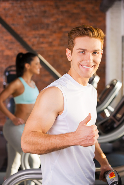 Man showing his thumb up walking on treadmill - Foto, Imagem