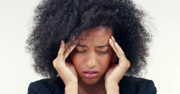 4k videó felvétel egy vonzó fiatal nő érzi stresszes és szenved a fejfájás ellen fehér háttér. - Felvétel, videó