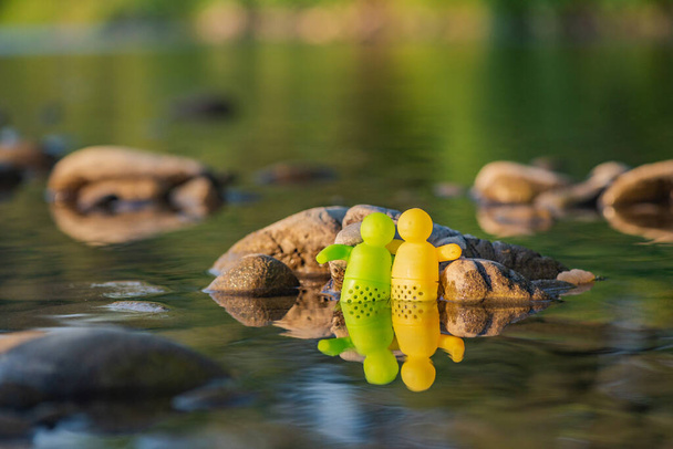 Метафорическая инсталляция в горной реке под названием отдых в стиле мохито - Фото, изображение