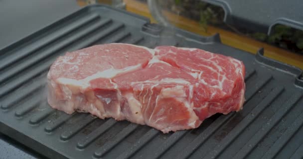 Νόστιμο ζουμερό μοσχάρι μπριζόλα με δεντρολίβανο μαγειρεύεται σε μια ηλεκτρική ψησταριά. Ψητό φιλέτο ψαρονέφρι φρέσκο, τρυφερό βοδινό μάρμαρο. Ψητό βοδινό κρέας σε ηλεκτρικό βραστήρα. - Πλάνα, βίντεο