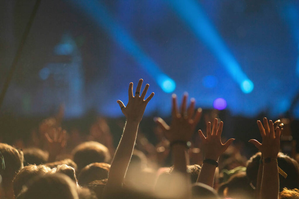  multidão festa luzes palco concerto ao vivo festival de música de verão - Foto, Imagem