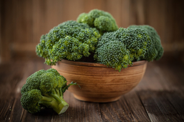 Ahşap arka plan üzerinde bir kasede brokoli - Fotoğraf, Görsel