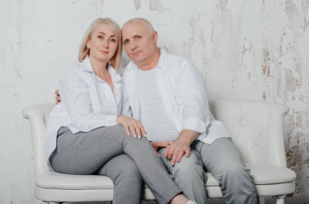 muž a jeho žena v bílých košilích ve fotostudiu - Fotografie, Obrázek