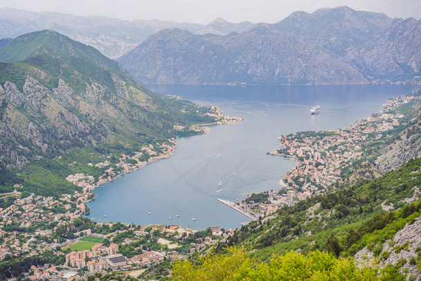 Piękny krajobraz gór natury. Zatoka Kotor, Czarnogóra. Widok na zatokę Boka, z miastami Kotor i Tivat ze szczytem góry, Czarnogóra. - Zdjęcie, obraz