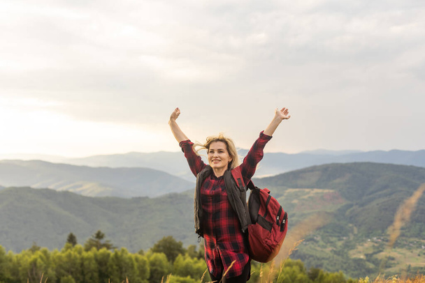 Freedom traveler woman on the top of mountains enjoy a wonderful nature. Yound girl on peak mountain with perfect view mountains. travel concept. - Foto, imagen
