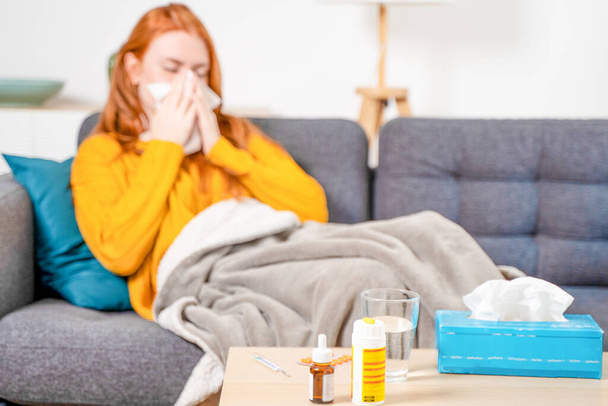 Femme malade avec des symptômes de fièvre à la maison - Photo, image