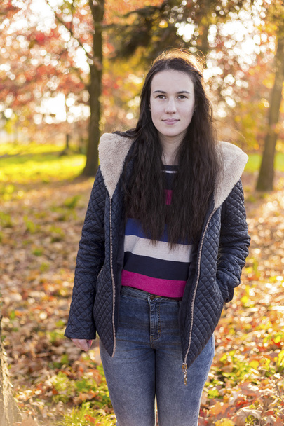 portret mujer en hoja de otoño - Foto, Imagen