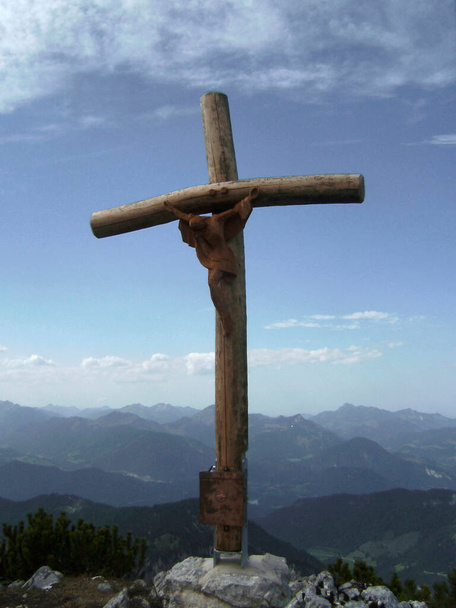 Sommet de la croix de montagne Gamskarkoepfl, Kufstein via ferrata, à travers la face nord, Autriche en automne - Photo, image