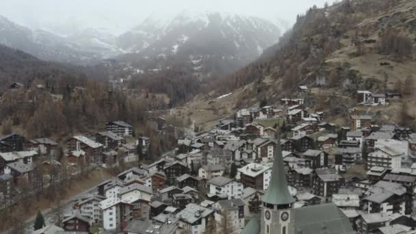 Vista aérea de Zermatt na Suíça no outono. Alpes 4K - Filmagem, Vídeo