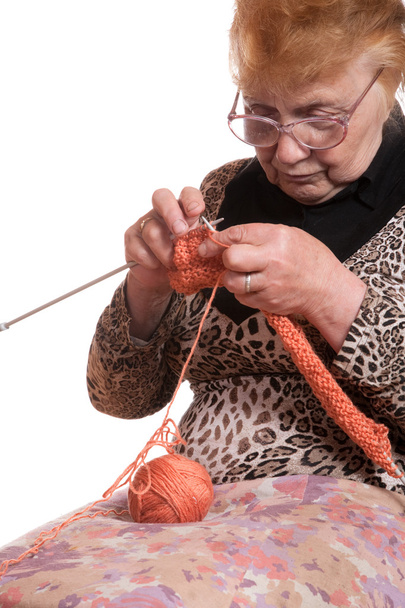 The old woman is engaged in knitting - Valokuva, kuva