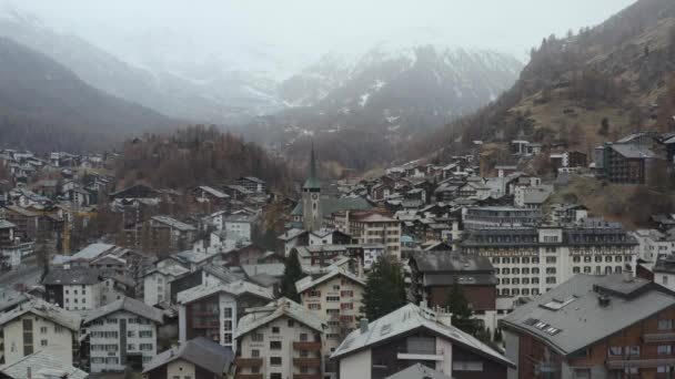 Luftaufnahme von Zermatt in der Schweiz im Herbst. Alpen 4K - Filmmaterial, Video