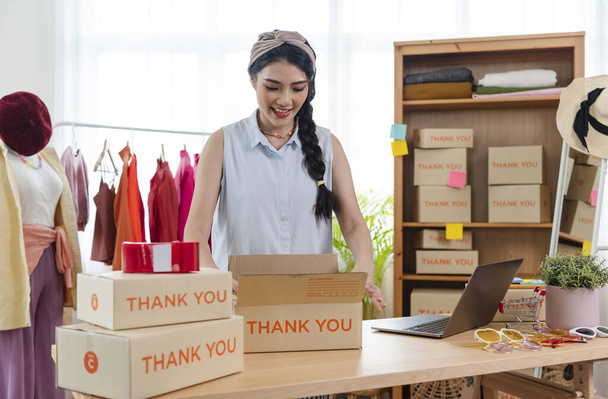 Kisvállalkozások indítása KKV-tulajdonosok női vállalkozók Laptoppal rendeléseket fogadhatnak és vizsgálhatnak felül online dobozok csomagolásához, ügyfeleknek történő értékesítéshez, kkv-k online üzleti tevékenységéhez. - Fotó, kép
