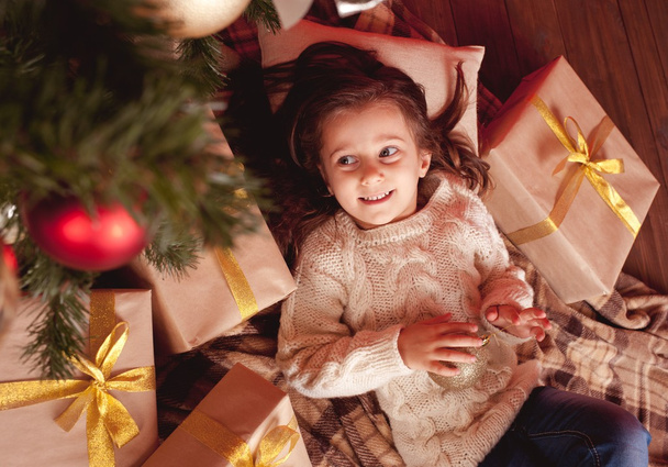 Petite fille avec des cadeaux
 - Photo, image