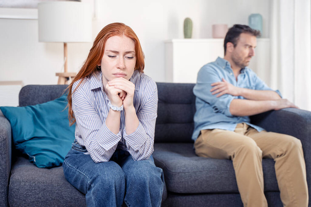 Rozrušený a smutný pár hádající se na pohovce - Fotografie, Obrázek