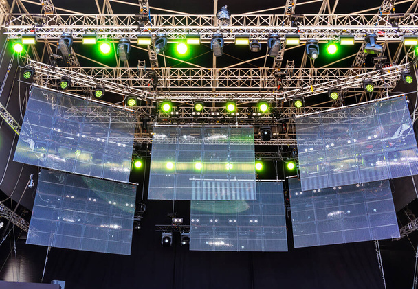 Open stage with flat screens for broadcasting of concert or event - Foto, afbeelding