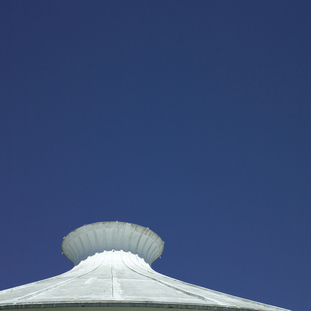 Fehér cement épület tetején - Fotó, kép