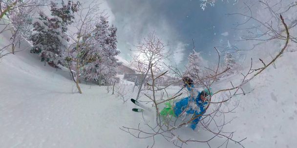 SELFIE:ユタ州ディアバレーのツリースキー中に楽しいスキー旅行のアクティブな男性観光客がクラッシュします。アメリカの山々でスキーをしながら、クロスカントリースキーの面白いショットはシャンパンパウダーに泳ぎます - 写真・画像
