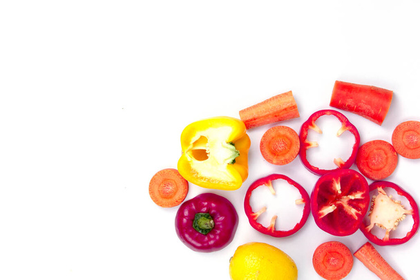 Zdravé červené a žluté ovoce izolované na bílém pozadí, Zdravé potraviny v různých broskví, mrkve, citrony, tykev, sladké papriky, a s tempem pro textové šablony - Fotografie, Obrázek