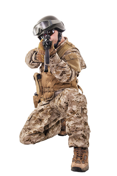 Soldado de uniforme, pronto para lutar
 - Foto, Imagem