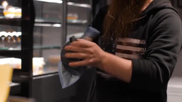 Barista irriconoscibile pulire una tazza con un asciugamano - Filmati, video