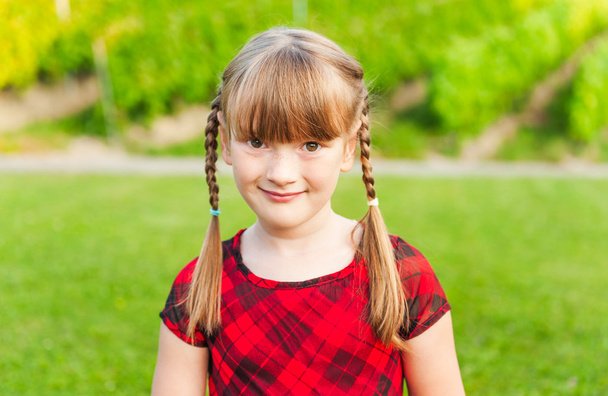Summer portrait of a cute little girl - Foto, imagen