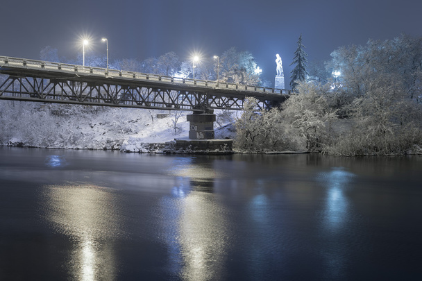 Темная река Днепр зимой отражает ночное освещение
 - Фото, изображение
