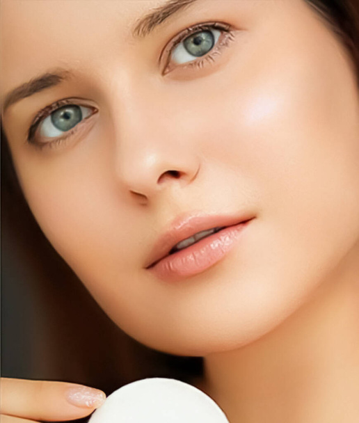 Schönheit und Hautpflege Kosmetik Modell Gesicht Porträt, Frau mit sauberer, gesunder Haut und ohne Make-up-Look mit Baumwollkissen, Luxus-Gesichts- und Anti-Aging-Hautpflege Routine-Anzeige - Foto, Bild