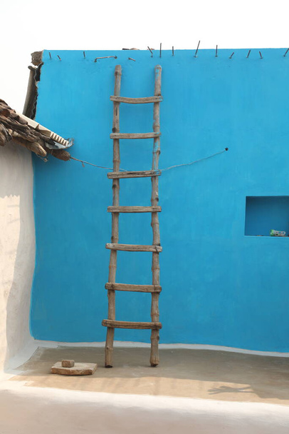 Σκάλα σε τοίχο στο Αγροτικό Σπίτι - Φωτογραφία, εικόνα