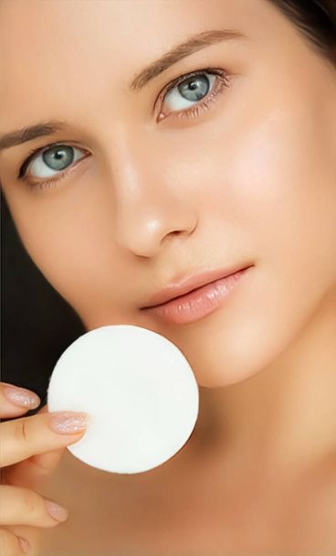 Beauty and skincare cosmetics model face portrait, woman with clean healthy skin and no make-up look using cotton pad, luxury facial and anti-aging skin care routine ad - Foto, Imagen