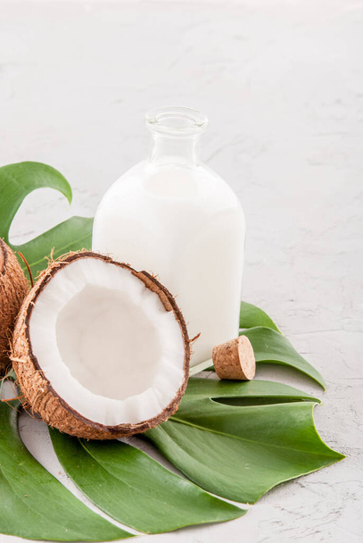 Koudgeperste kokosolie. Hoge kwaliteit foto - Foto, afbeelding