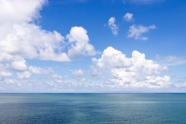 Красивый спокойный бирюзовый цвет моря и голубого неба с белым фоном цвета облака - Фото, изображение