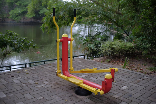 Fitnessgeräte im Freien in einem öffentlichen Park für den öffentlichen Zugang platziert. - Foto, Bild