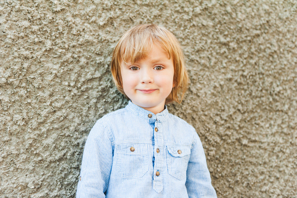 Retrato ao ar livre de um menino bonito da criança
 - Foto, Imagem