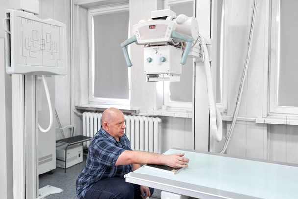 Pacient s rukou na plaku při testování rentgenovým přístrojem - Fotografie, Obrázek