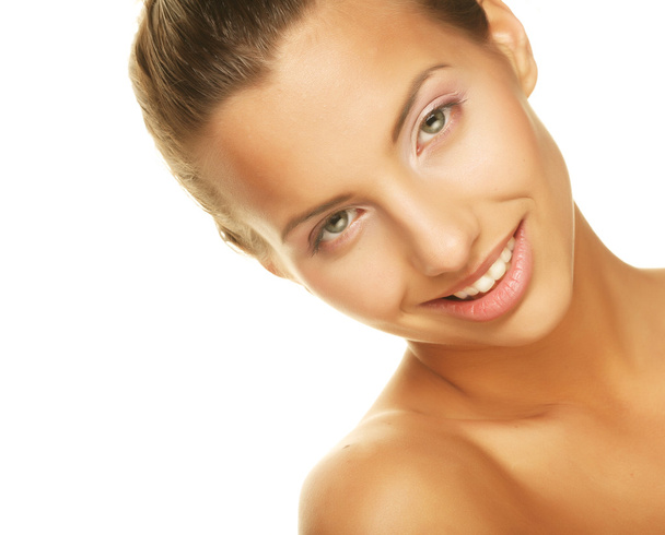 junge lächelnde Frau mit gesunder Haut - Foto, Bild
