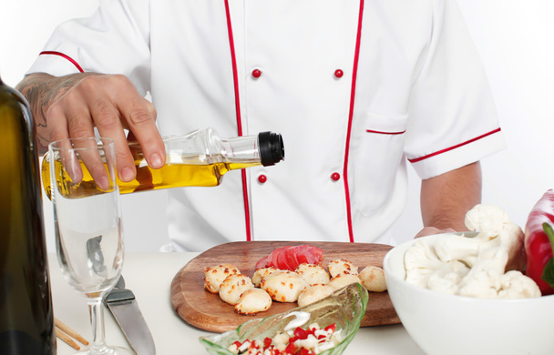 beyaz üniformalı yemek yemekleri giymiş erkek şef - Fotoğraf, Görsel