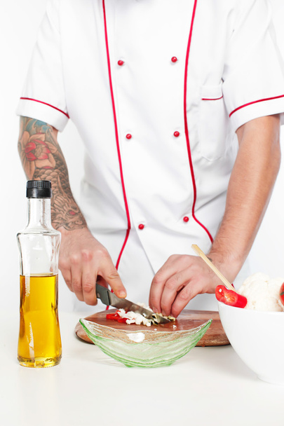 αρσενικό σεφ ντυμένος με λευκό στολή μαγειρικής - Φωτογραφία, εικόνα