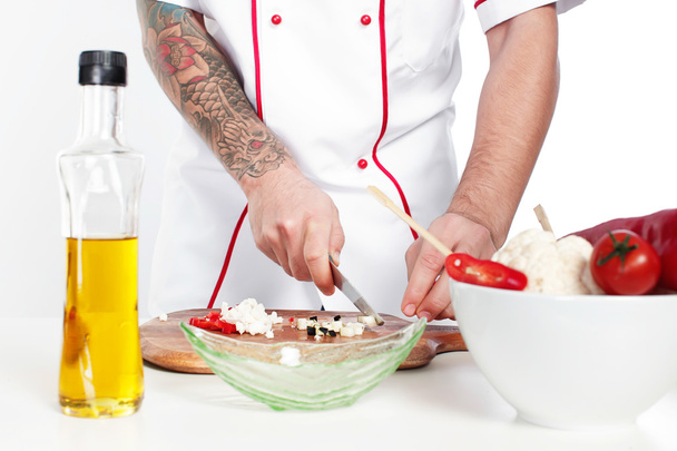 männlicher Koch in weißer Uniform kocht Essen - Foto, Bild